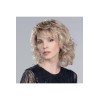 Perruque bouclée monofilament, un style farouchement féminin