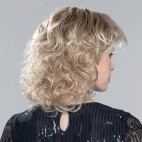 Perruque bouclée monofilament, un style farouchement féminin