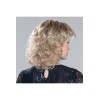 Perruque bouclée monofilament, un style farouchement féminin