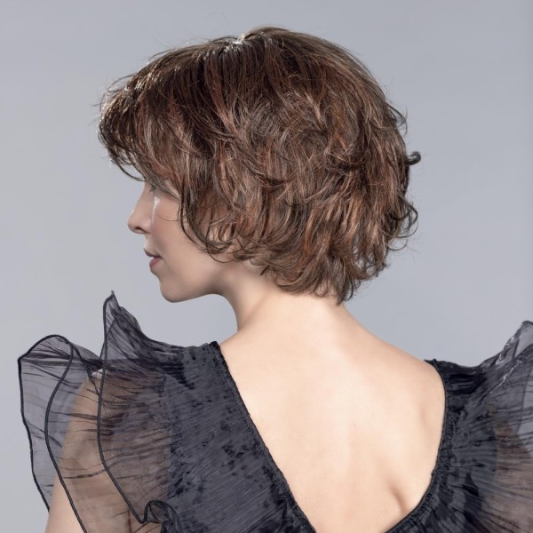 Perruque courte monofilament, un style très féminin