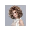 Perruque bouclée, une coiffure glamour et somptueuse