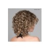 Perruque bouclée, une coiffure glamour et somptueuse