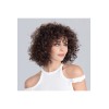 Perruque frisée, un look tendance de star