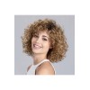 Perruque frisée, un look tendance de star