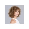 Perruque frisée, un look tendance de star