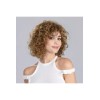 Perruque frisée, un look tendance de star