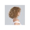 Perruque frisée, un look tendance de star