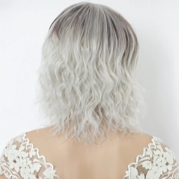 Perruque Mi-Longue Ondulée Gris Méché avec Frange – Racines Foncées