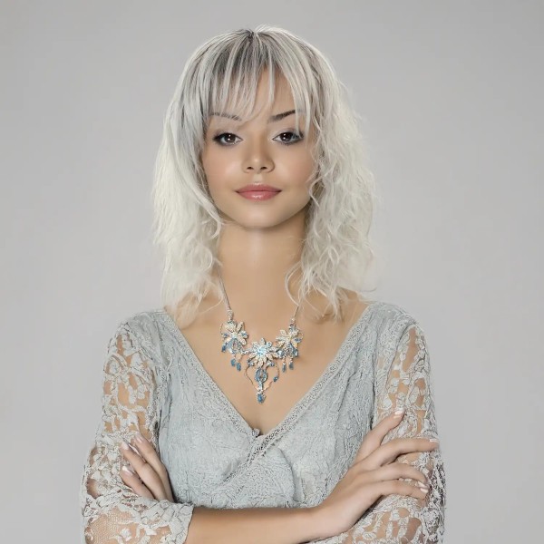 Perruque Mi-Longue Ondulée Gris Méché avec Frange – Racines Foncées