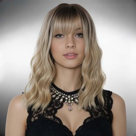 Perruque mi-longue ondulée. Un look tendance