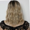 Perruque mi-longue ondulée. Un look tendance