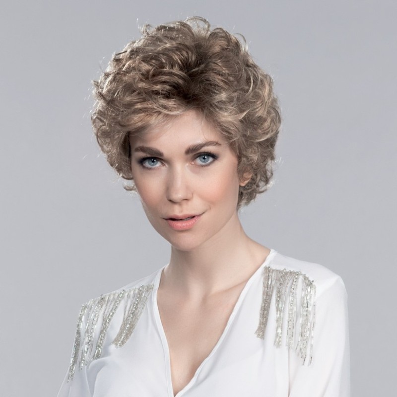 Perruque courte, une coupe chic pour toutes les occasions 