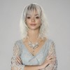 Perruque Mi-Longue Ondulée Gris Méché avec Frange – Racines Foncées